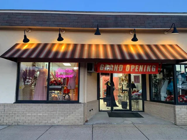 Lola's chic fashion & gifts Consigment