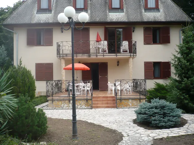 BALATON ART Guest House and BALATON ART Apartment ( Vendégház és Apartman)