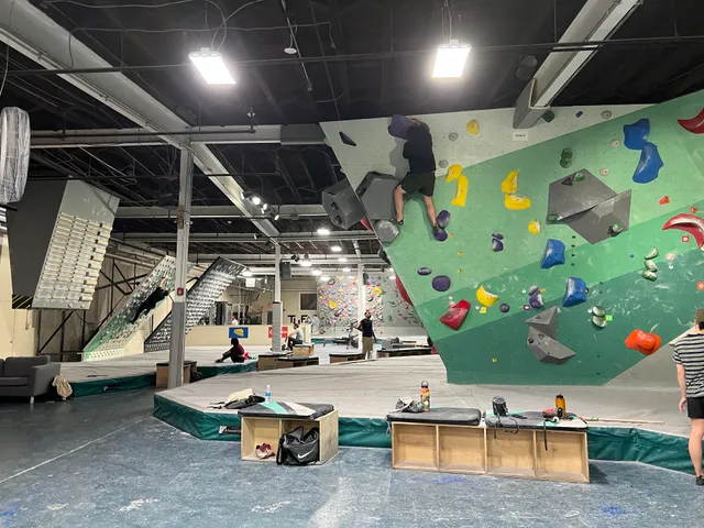 Tufas Boulder Lounge