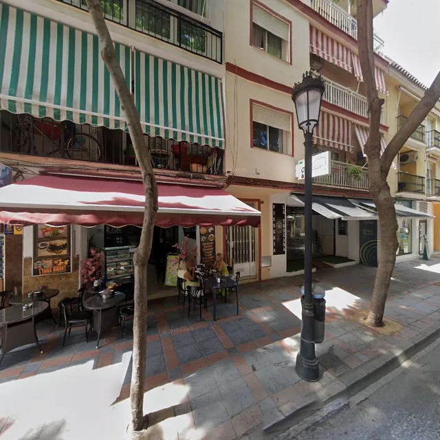 Av. de los Boliches, 25