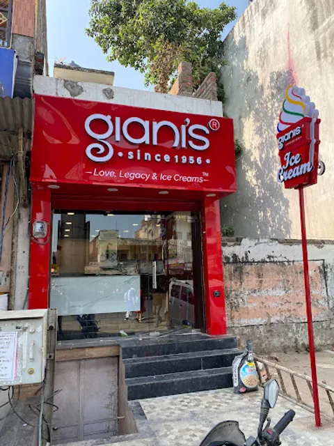 Giani's Ice Cream, Shakes and Sundae's