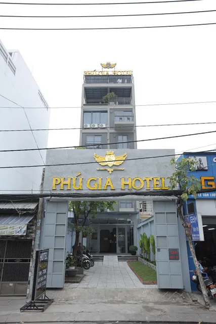 Phú Gia Hotel 228 Lê Văn Lương