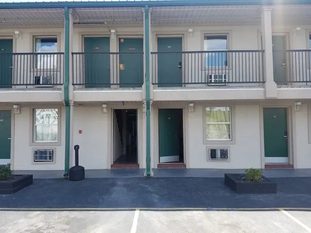 Knights Inn Glade Spring (above Marathon gas station))