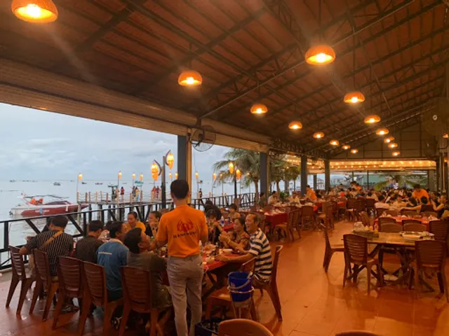 Hạnh Nhung Làng Chài Hàm Ninh Phú Quốc