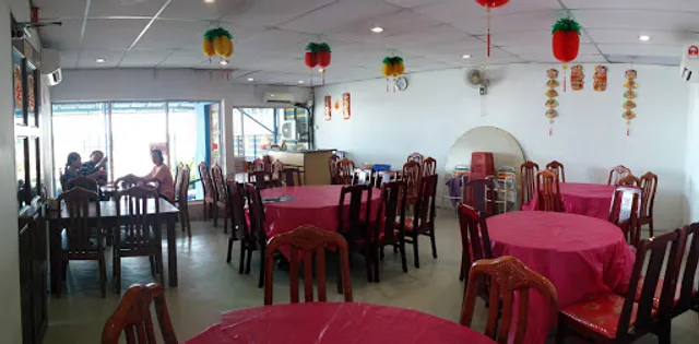 Restoran 77 (famous curry fish head)