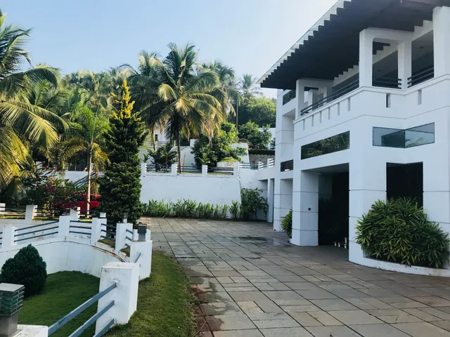 White Avenue Mansion