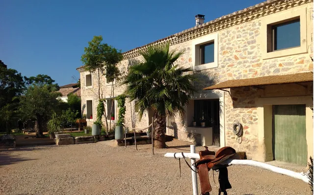 Le Mas Des Brunes: Séjour chambres d’hôtes avec piscine et jacuzzi - Bed and Breakfast - Camargue, Occitanie, Montpellier