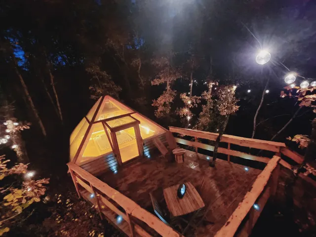 La Cachette - Hébergements insolites - Cabanes perchées - Pyramide - Roulotte - Gîte - Spa