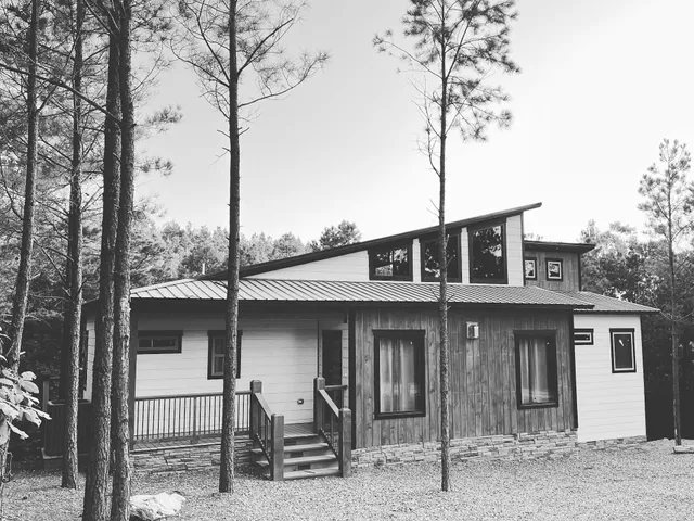 THE ASTORIA HILLSIDE