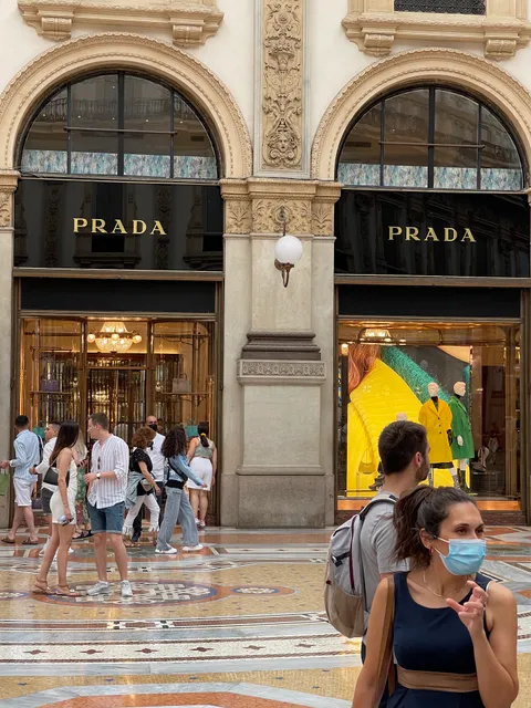 Prada Milano Galleria Uomo