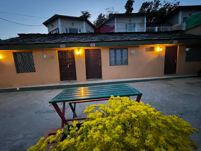 Pahadi Ghar (Himalayan HomeStay kanatal)