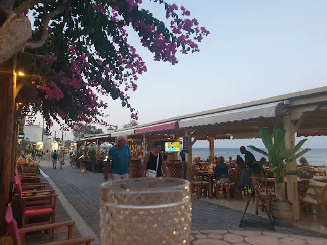 Hook bar kamari santorini