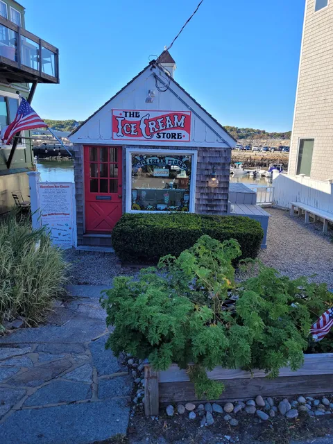 Bearskin Neck Country Store