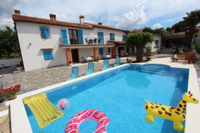 Apartments with Pool Midea 2