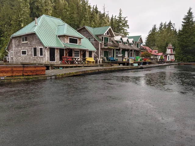 Ḵ̓wax̱wa̱lawadi, Echo Bay Marina & Lodge