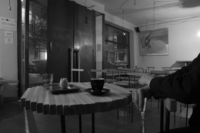 Mléčný bar naproti