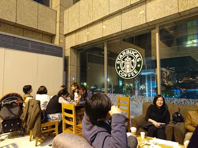 STARBUCKS FE21’ Zhongshan Shop