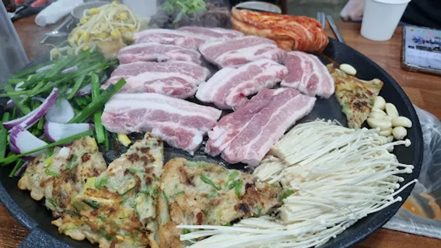 더덕솥뚜껑삼겹살 복대점