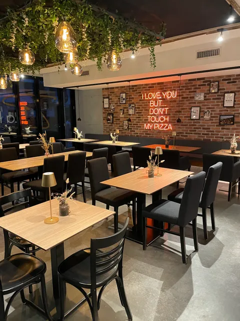 La Pizzeria authentic italian lunch &dinner