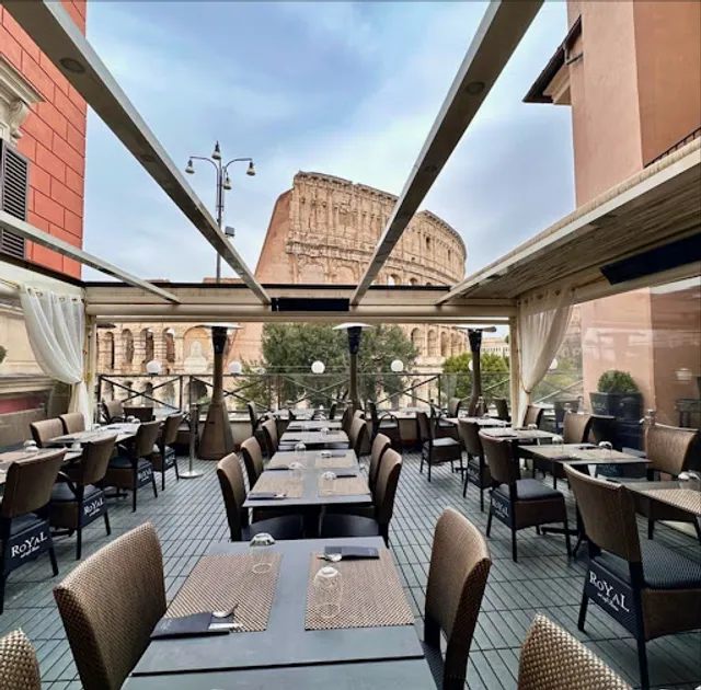 RoYaL Art Cafè