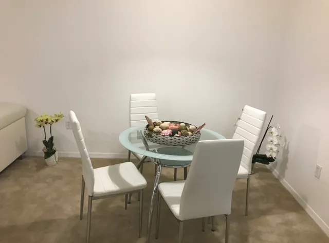 Lyn's Furniture Distribution Cenfer