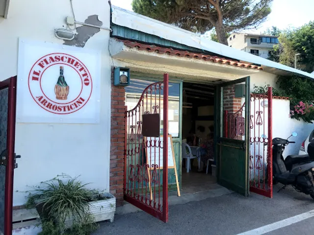 Il Fiaschetto A pranzo menù di pesce, A cena arrosticini, bruschette, pallotte cacioeove,