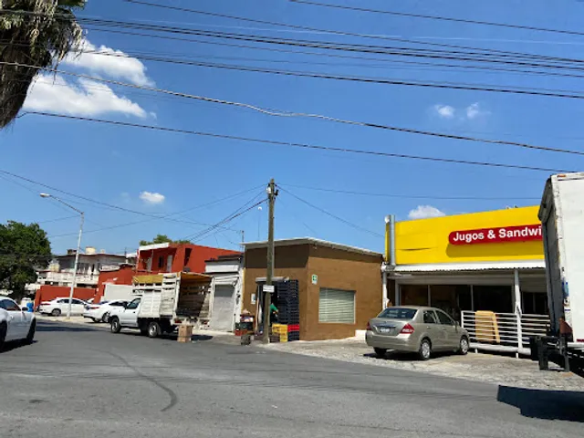 LA FAMOSA 100 porciento natural Jugos y Sandwich