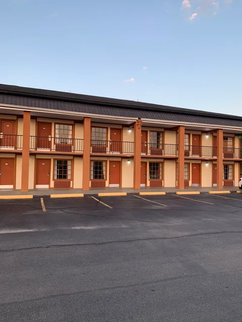 Super 8 by Wyndham Richmond Hill