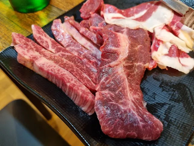 신영한우돼지숯불생고기전문