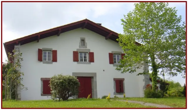Gîtes Harkurutxea piscine et vue sur les montagnes