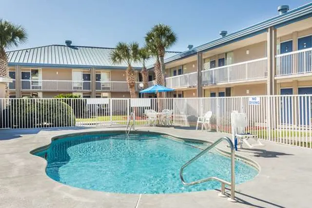 Days Inn by Wyndham Adel I-75