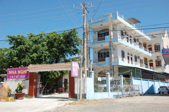 Hostel T and T Ho Tram Hotel