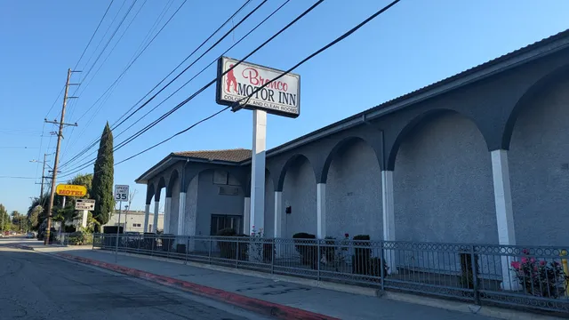 Bronco Motor Inn