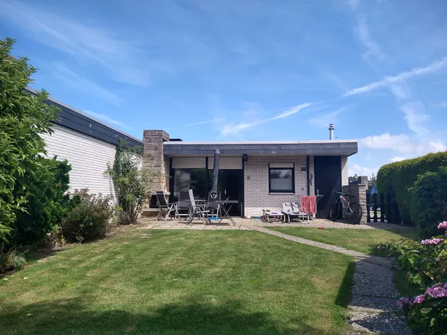 Haus hinter dem Deich