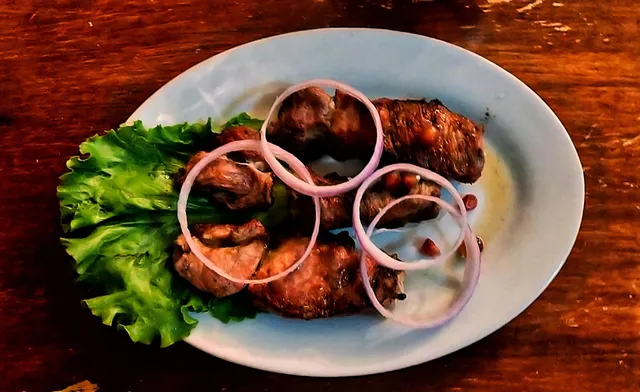 რესტორანი ძუძუები და დრაკონები