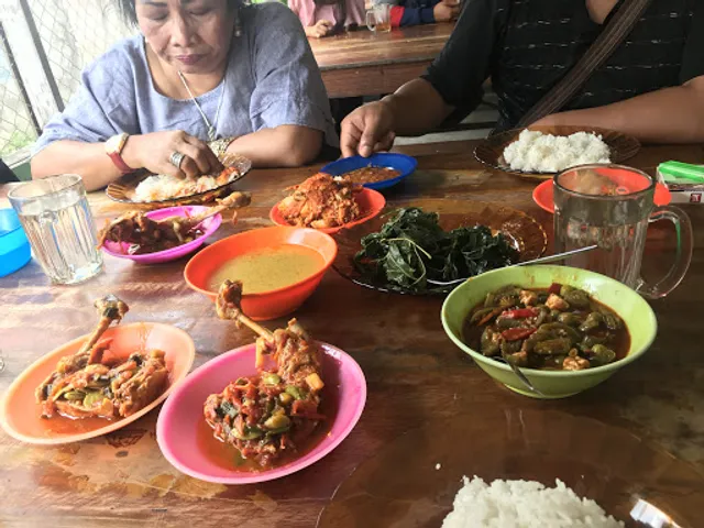 RUMAH MAKAN KELUARGA
