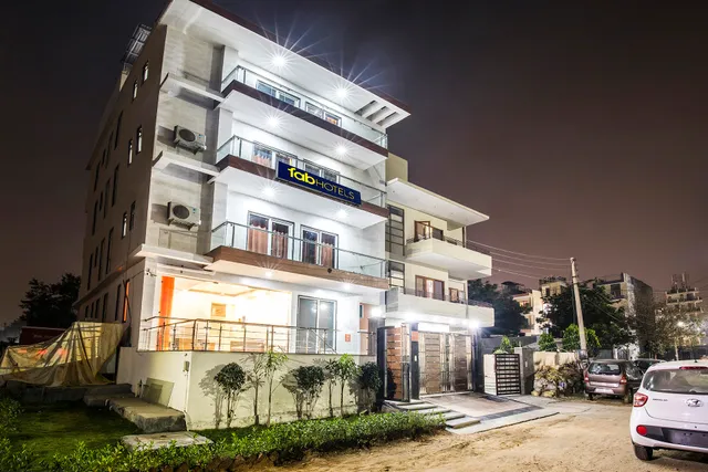 FabHotel Emoji Stays - Hotel in Sector 32, Gurgaon