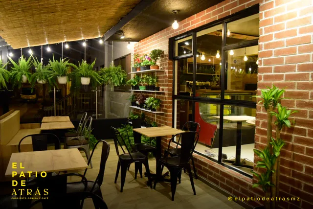 El Patio de Atrás - Hamburguesas y Alitas