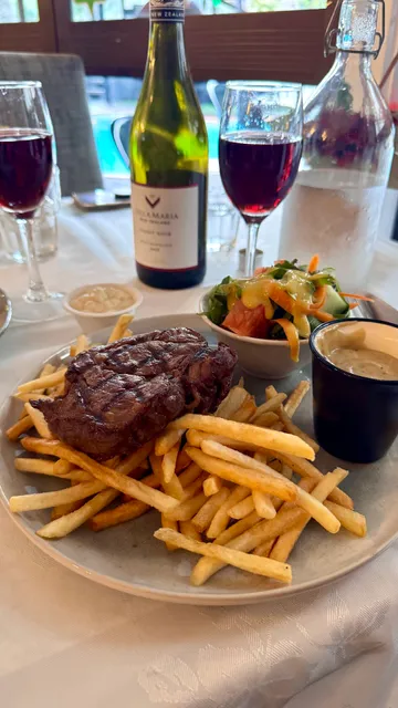 Poolside Bar & Restaurant