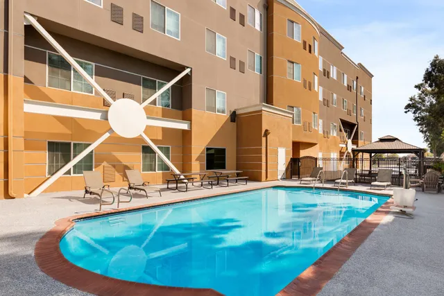 Holiday Inn Express & Suites Bakersfield Central by IHG