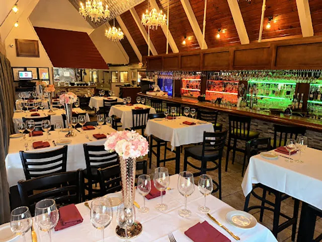 DeLukas Restaurant & Bar