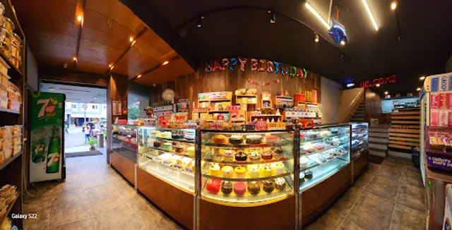 Dolphin Bakes ‘N’ Ice Creams