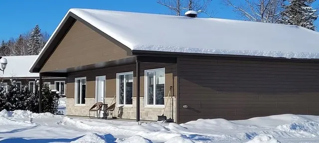 Les Chalets Baie Cascouia and The House At The Lake