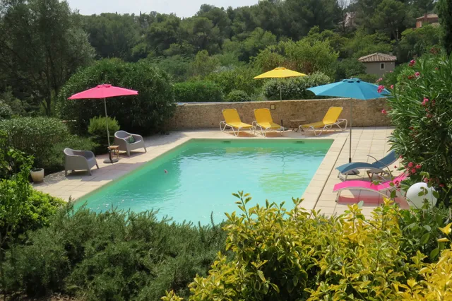 Gîtes et chambres d'hôtes Le Castel Home avec piscine à Nîmes parking privatif terrasses au calme dans la garrigue Gardoise