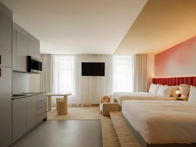 Rose Hotel invisible