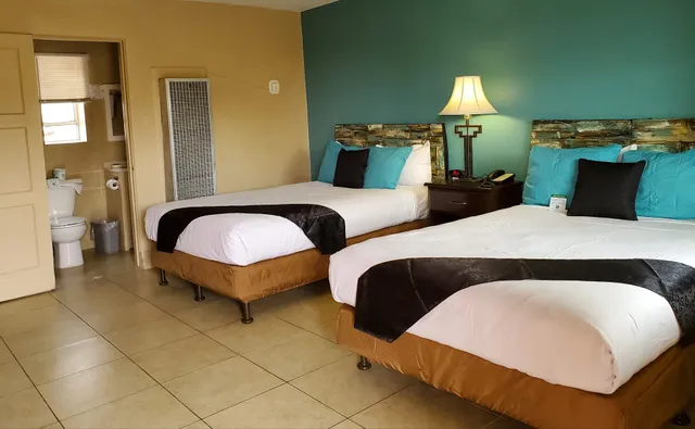 Pinecrest Inn & Suites