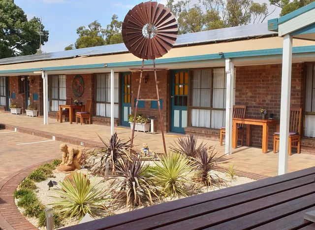 Golden Chain Donald Motor Lodge