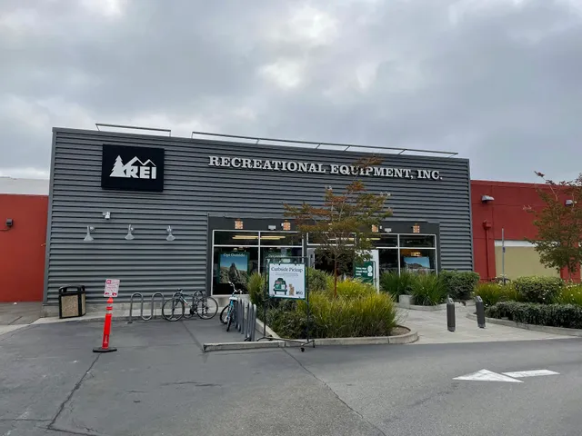 REI
