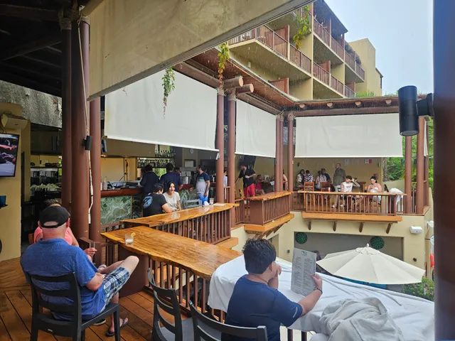 Media luna pool &Snack