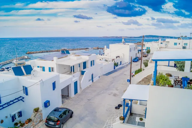 LORENZO STUDIOS AND SUITES PAROS